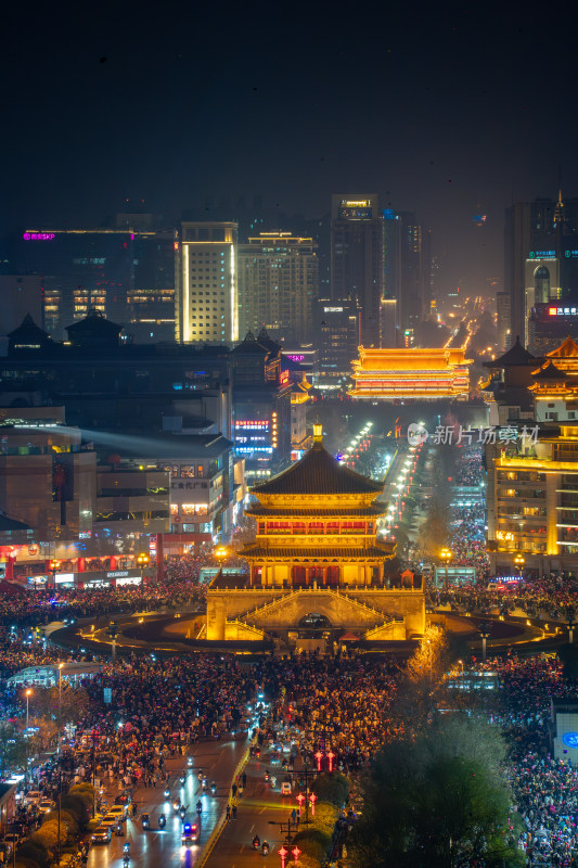 航拍西安钟楼跨年人山人海夜景