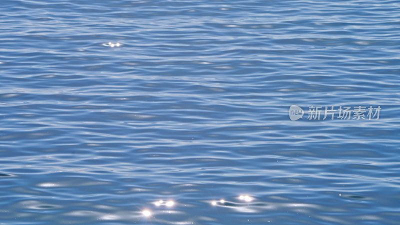 新疆赛里木湖湖面波光粼粼