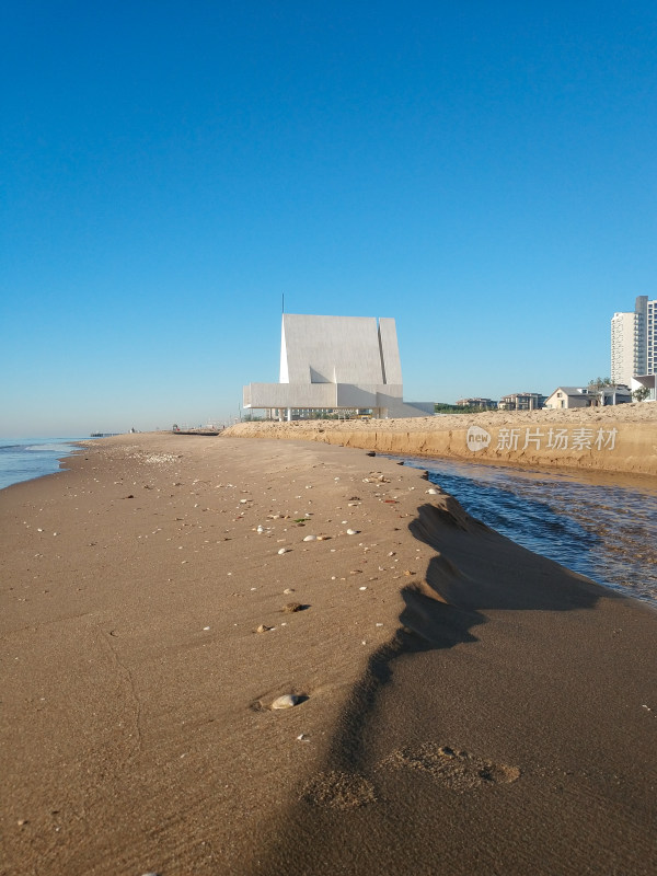 海边沙滩上的现代建筑景观