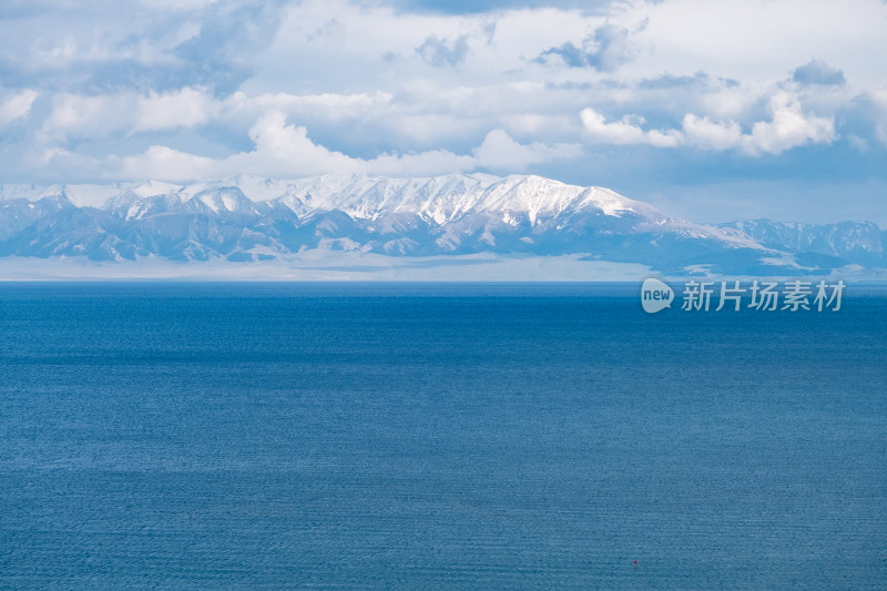 新疆赛里木湖蓝天白云雪山湖泊绝美风光
