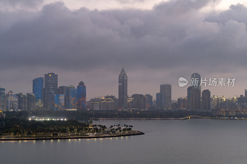 海南海口CBD滨海城市暮色的城市天际线