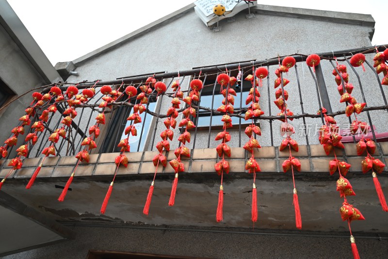 民居阳台悬挂的红色节庆装饰