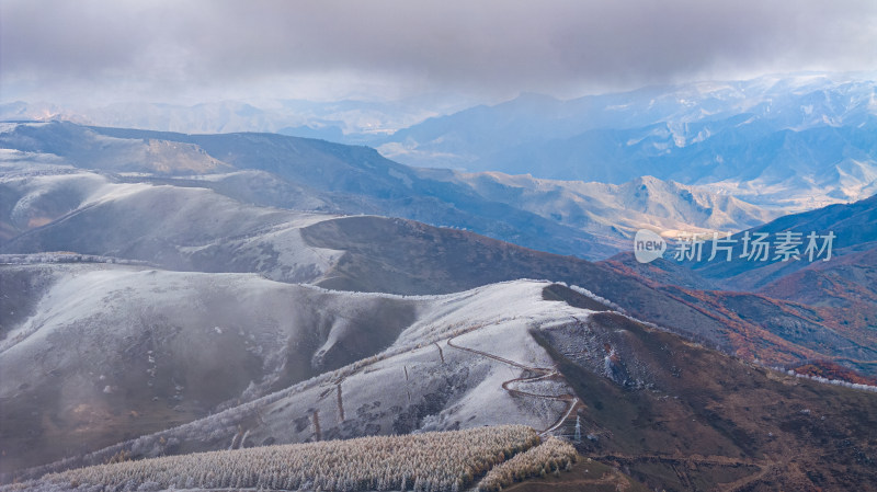 雪后山间景象壮美，云雾缭绕似仙境