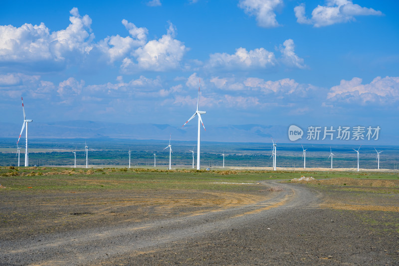 新疆地区的户外风力发电机组