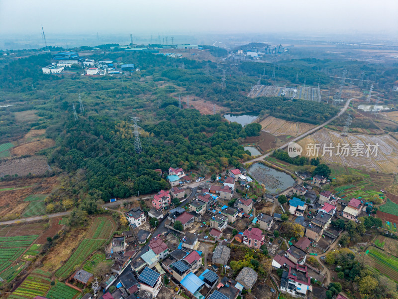 雾中乡村农田航拍景象