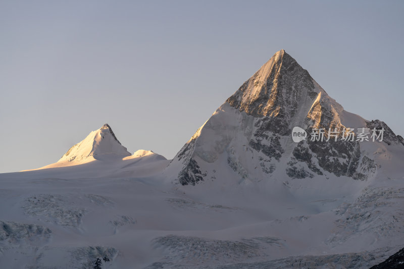 西藏那曲比如萨普神山圣山圣湖冰川壮丽景色