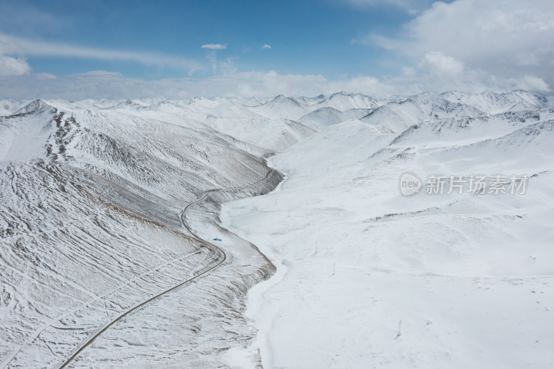 航拍雪后的西藏夏拉雪山风景