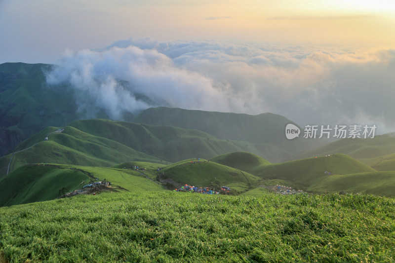 唯美清晨高山日出云海 武功山高山草甸