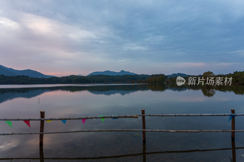 湖畔山水倒影景观