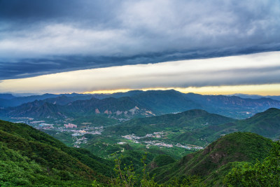 俯瞰北京门头沟山区村庄和西六环路