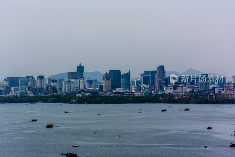 城市湖畔高楼远景