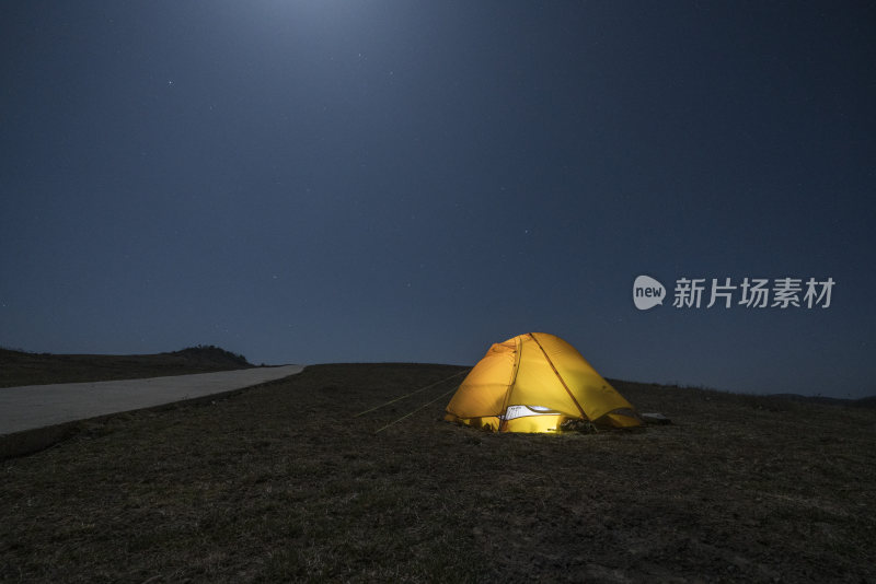 野外露营帐篷夜景星空下的独处时光