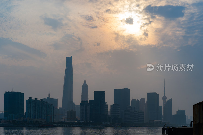 上海黄浦江边的浦东高楼，阳光照耀风云变幻