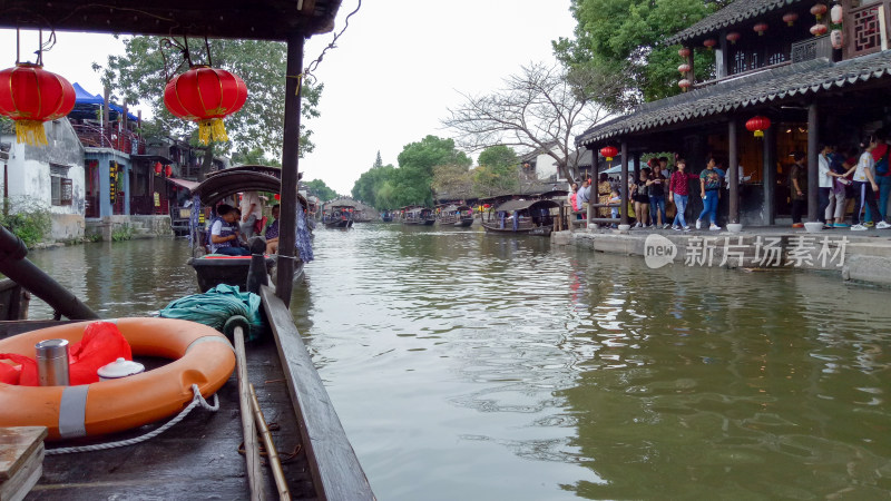 江南水乡河道游船及岸边景象