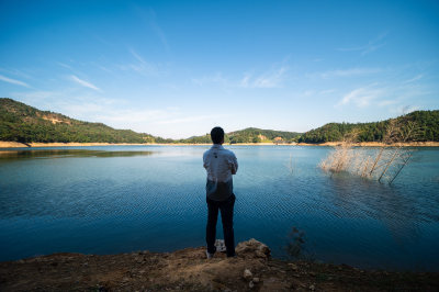 一个人站面湖边眺望