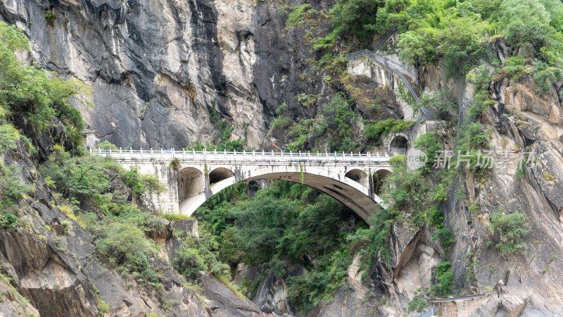 云南香格里拉虎跳峡景区及游客