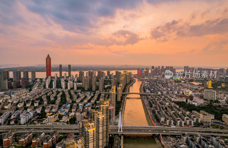 初夏暴雨后火烧云天空下的芜湖主城区