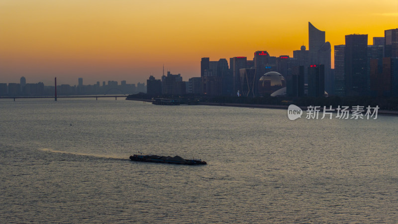 浙江省杭州市钱塘江滨江两岸夕阳风光