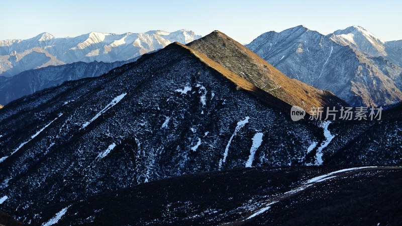 积雪覆盖的连绵山脉壮阔景象