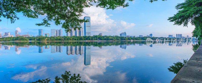 广西南宁南湖公园城市摩天大楼与蓝天白云