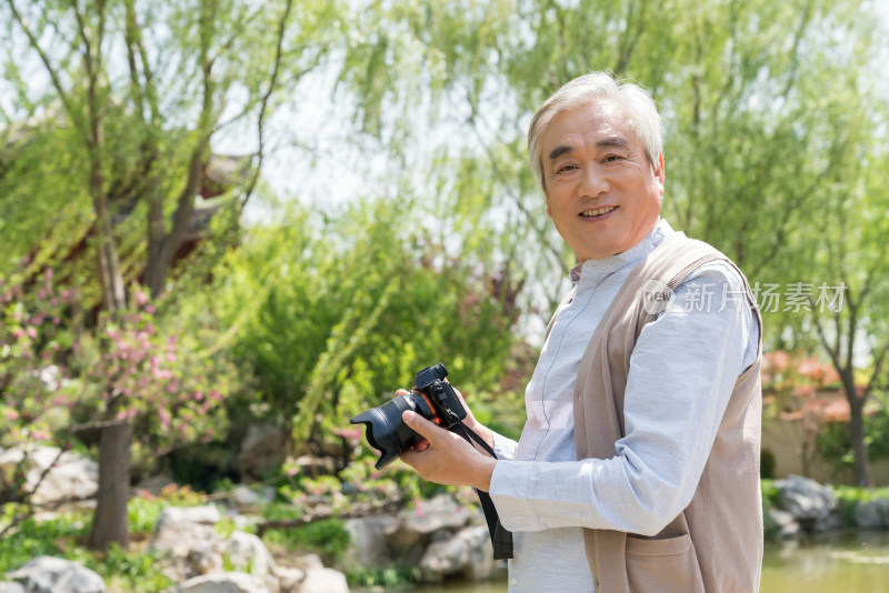 老年男子旅游