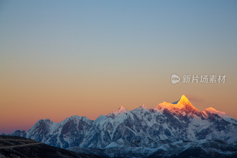 西藏林芝雪景南迦巴瓦峰日照金山雪山夕阳