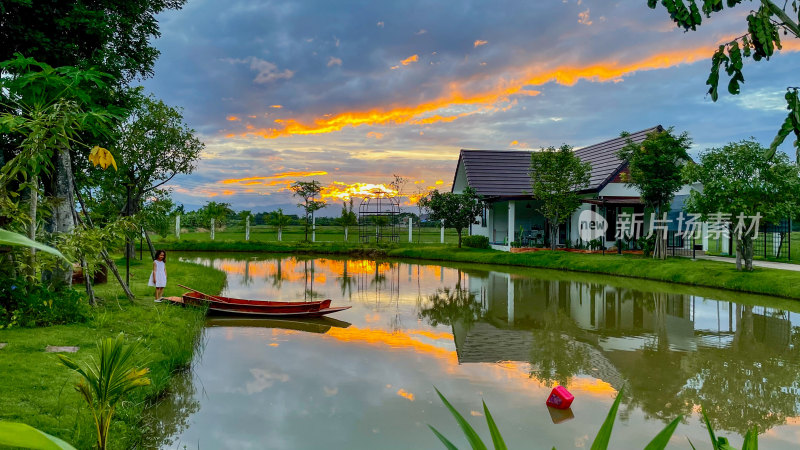 湖畔小屋日落美景