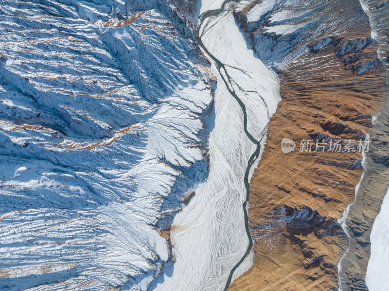 航拍新疆冬季安集海大峡谷雪景雪山山脉河流