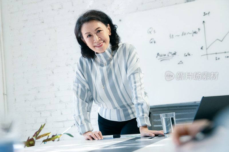 商务老年女士主持会议