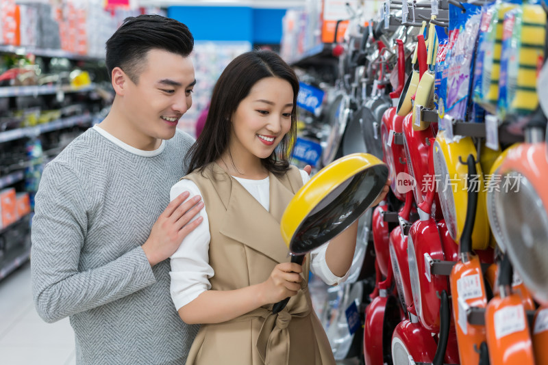 年轻夫妻在超市购物