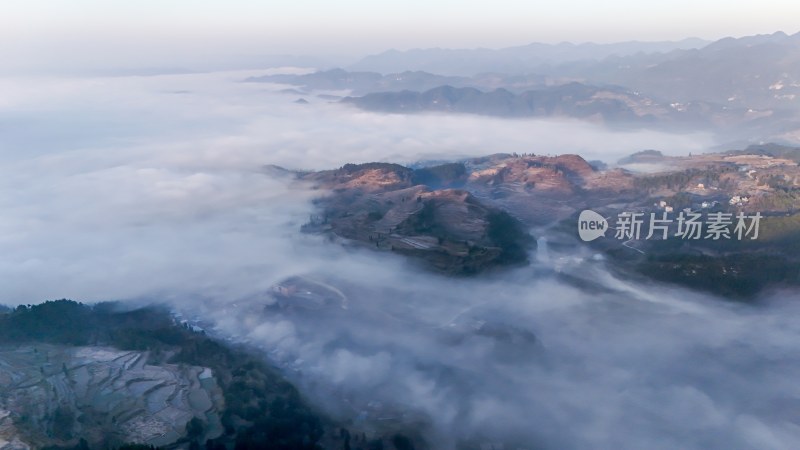 重庆酉阳：雾锁青山村庄靓