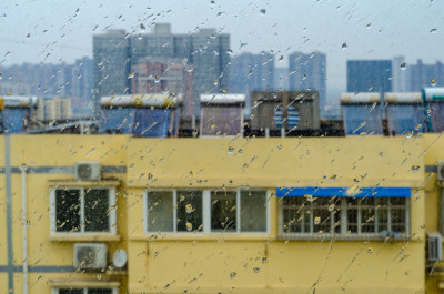 雨天透过玻璃看城市建筑