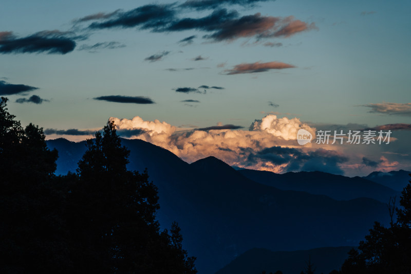 迪庆藏族自治州哈巴雪山云彩