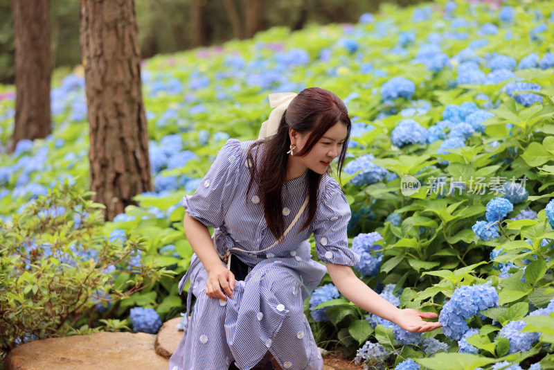 年轻女子在公园里赏花