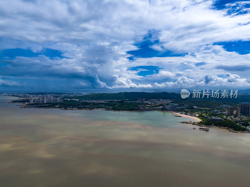 广东汕头城市风光蓝天白云航拍图