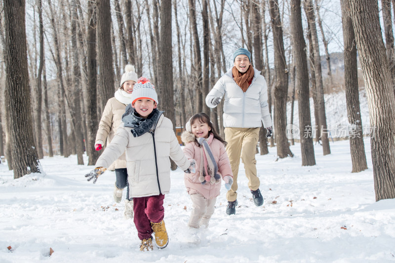 欢乐家庭在雪地里奔跑