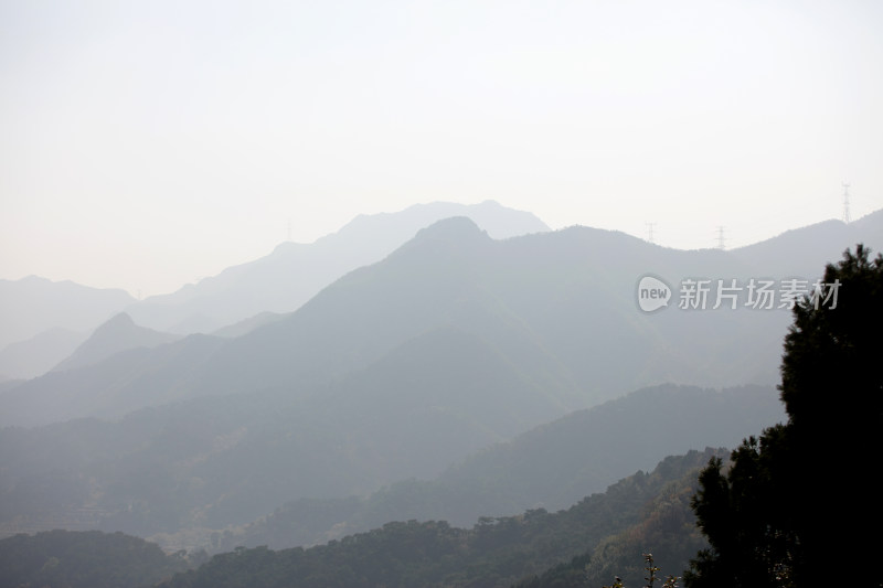 雾霾下的大山