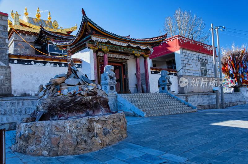 云南迪庆香格里拉山顶百鸡寺古建筑