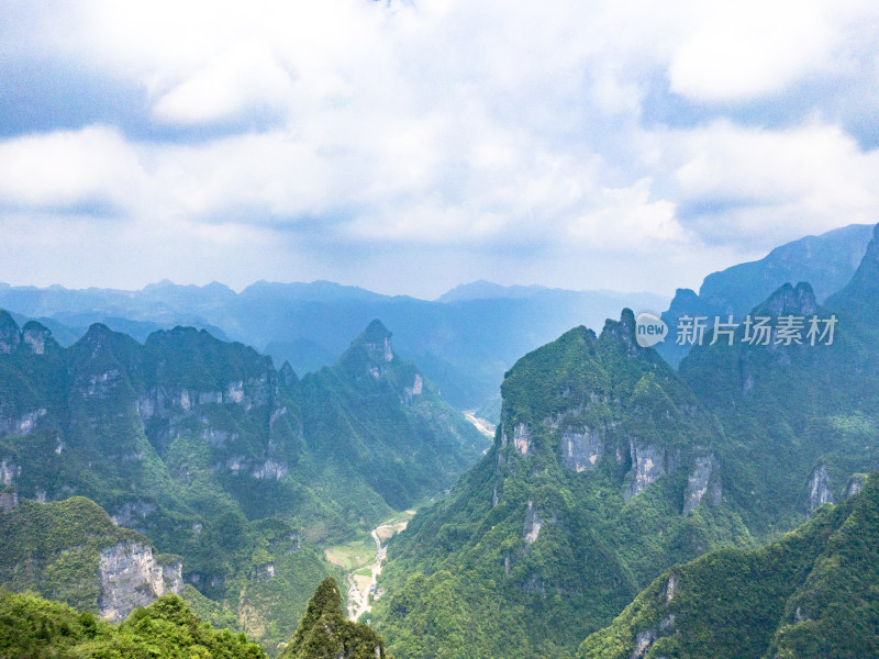 祖国壮丽山河湖南张家界奇山