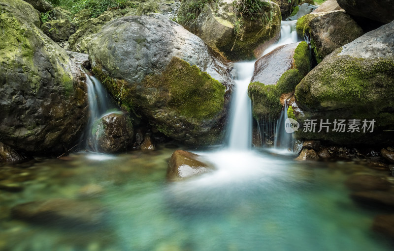 山沟溪水夏日清凉