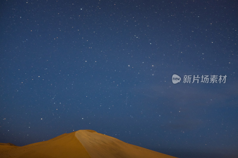 沙漠夜晚的星空星轨