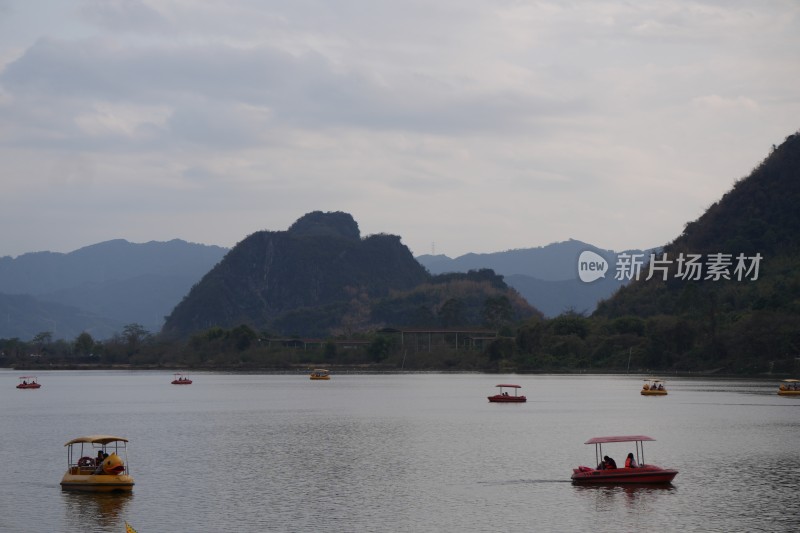 阴天的湖泊山水风景