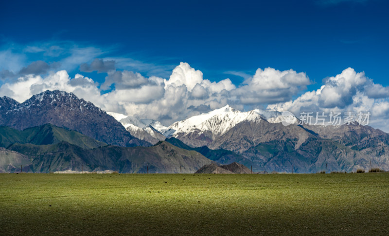 乌云下的雪山与多彩山峦风景