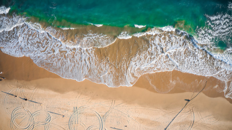 航拍沙滩海浪与沙滩上的神秘图案