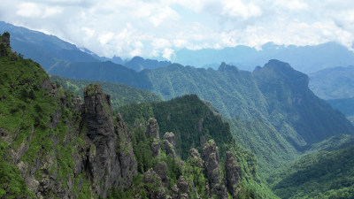 航拍湖北神农架景区神农谷悬岩峭壁