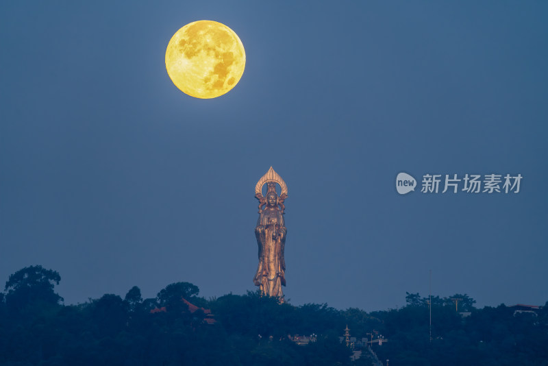 广州海鸥岛月光下的观音像古塔与圆月奇景