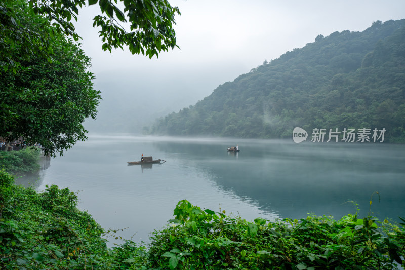 湖南郴州小东江晨雾小船薄雾笼罩下宁静之美