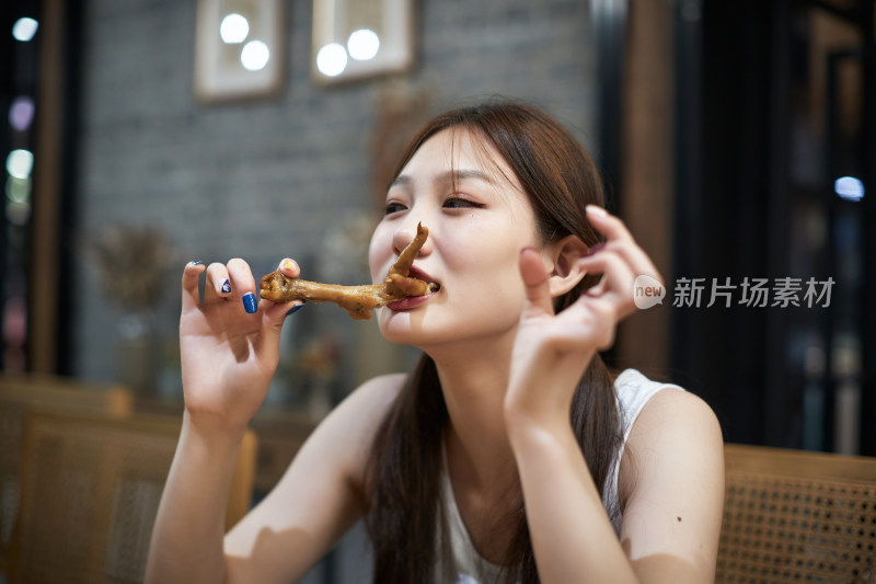 在酒店自助餐厅大吃特吃的亚洲可爱少女人像