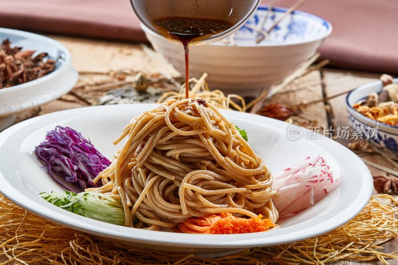 菜丝五花肉凉拌莜面饸饹