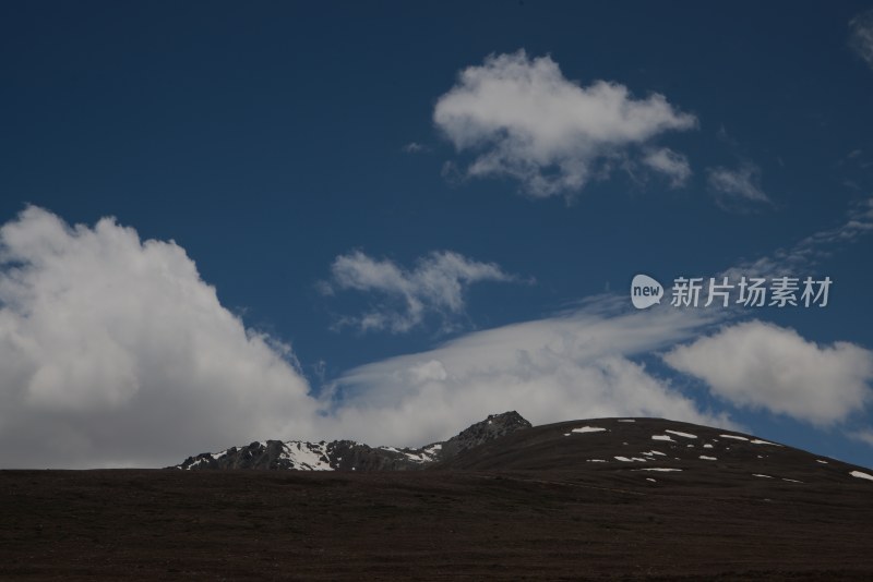 蓝天下的高原雪山